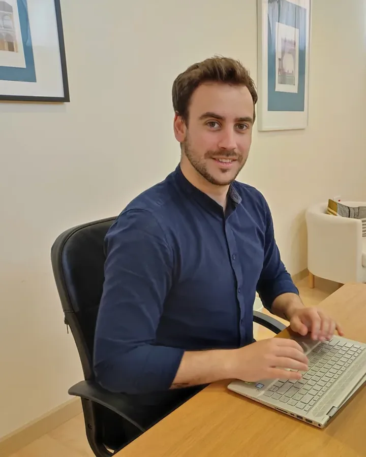 Adrián Romero, de Media Naranja Digital, revisando campañas en su portátil