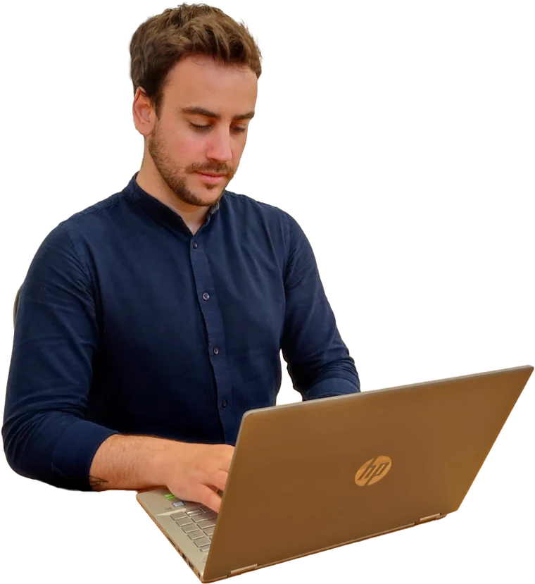 Adrián Romero, consultor de paid media, trabajando con su portátil