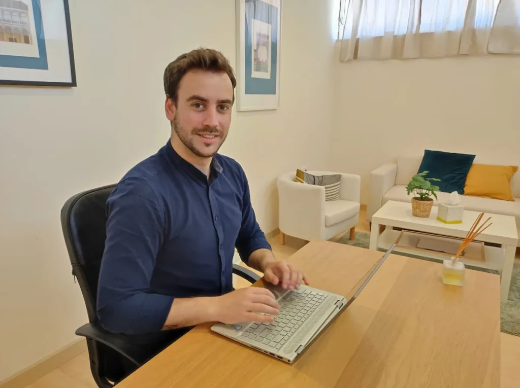Adrián Romero, especialista SEM de Media Naranja Digital, trabajando con su portátil