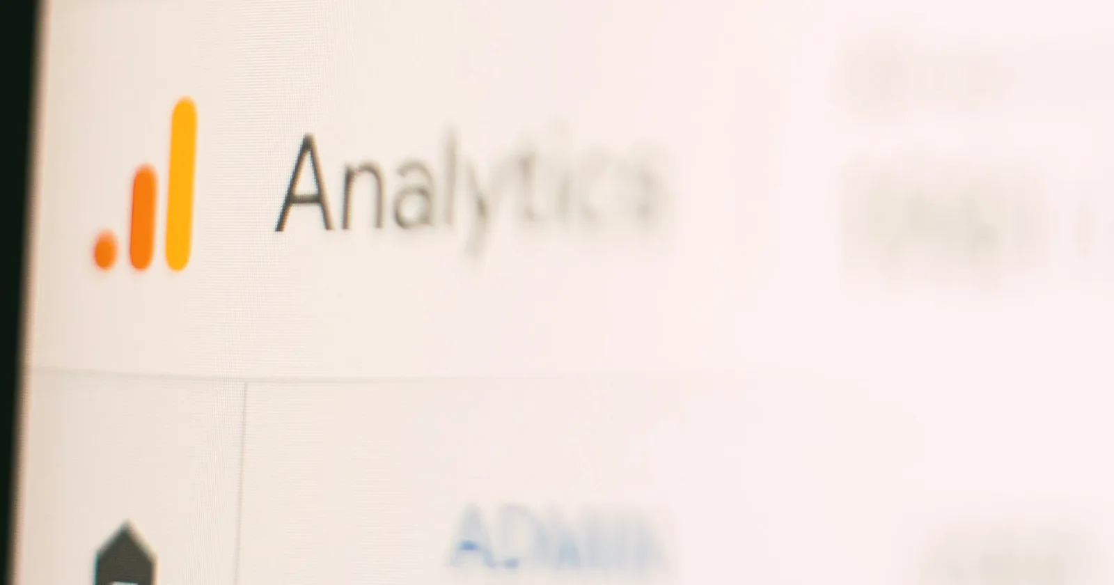 Logotipo de Google Analytics en la pantalla de un ordenador: Google Analytics 4 para medir contactos