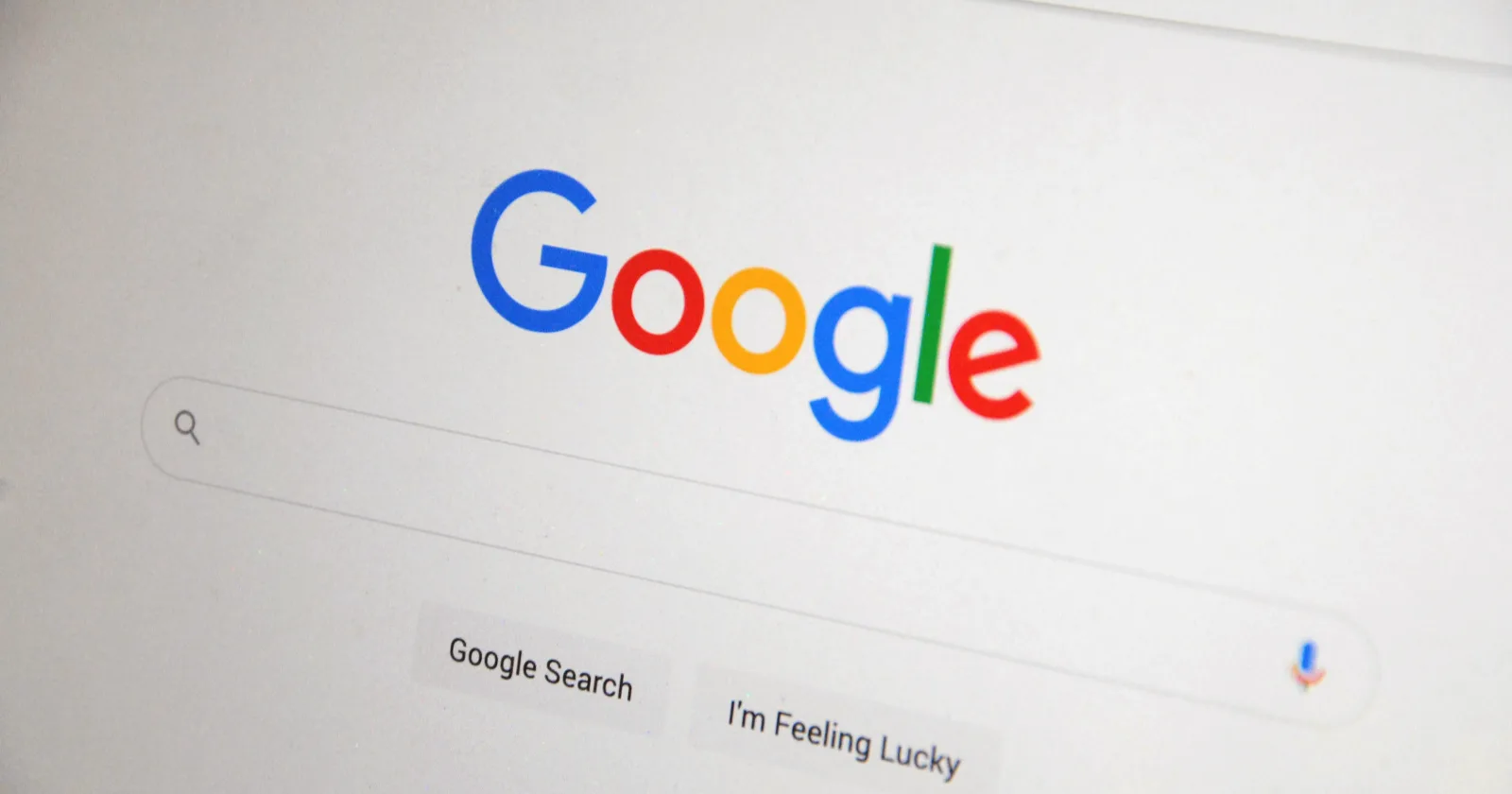 Buscador de Google en la pantalla de un ordenador: mejorar el posicionamiento SEO de un negocio de servicios