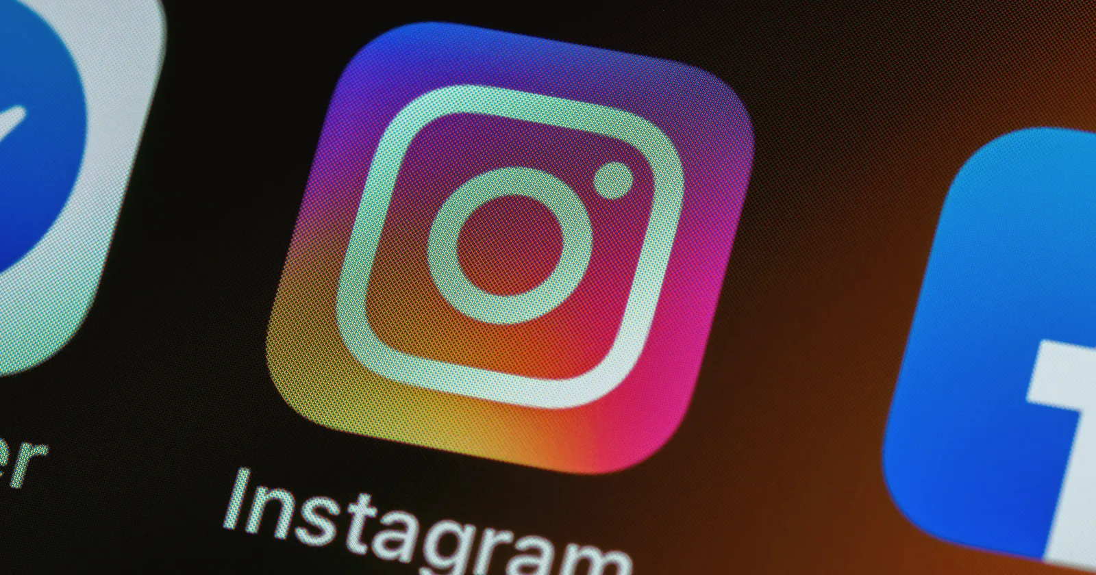 Iconos de Instagram y Facebook en la pantalla de un móvil: publicidad en redes sociales para captar clientes